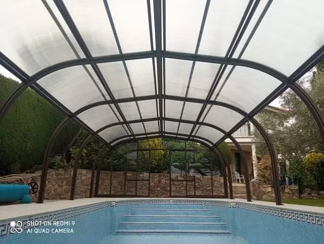 Alberca residencial con cubierta térmica azul